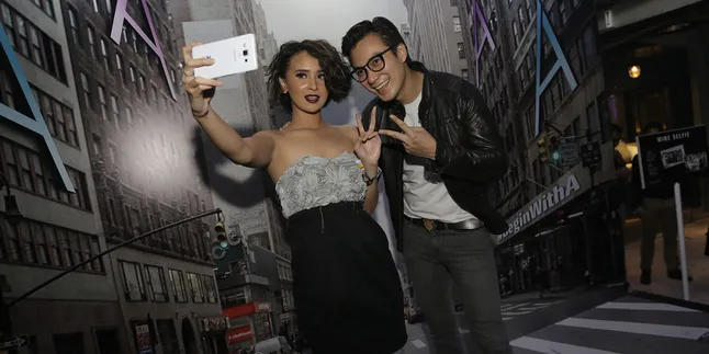 Baim Wong Serius Meneliti Smartphone Barunya!