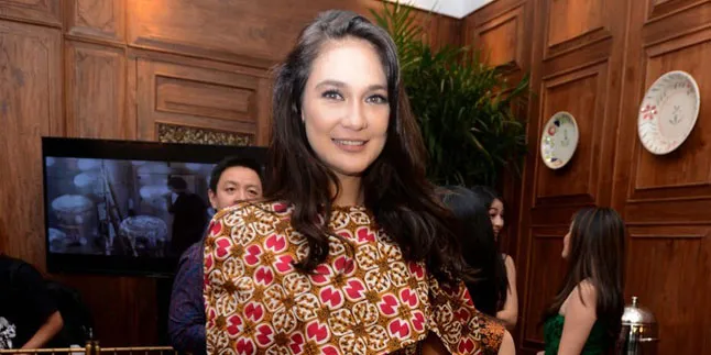 Baju Batik Jadi Fashion Item Favorit Luna Maya, Ini Buktinya! Baju Batik Jadi Fashion Item Favorit Luna Maya, Ini Buktinya!
