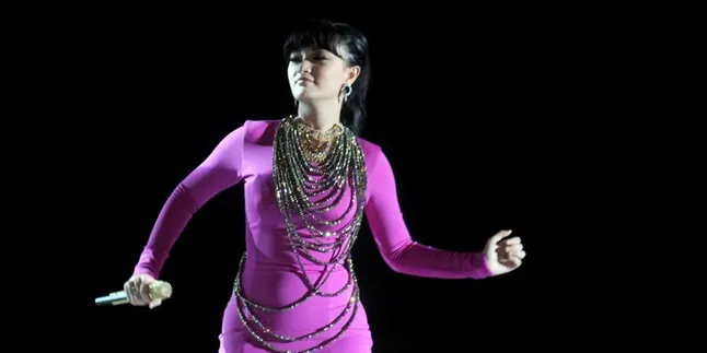 Baju Jebol Karena Terlalu Ketat, Zaskia Shinta Sukses Menutupi Baju Jebol Karena Terlalu Ketat, Zaskia Shinta Sukses Menutupi