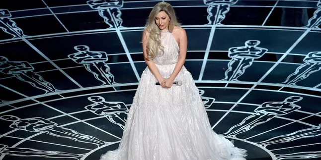 Baju Lady Gaga Melorot Saat Syuting, Bagian Dadanya Nampak Jelas!