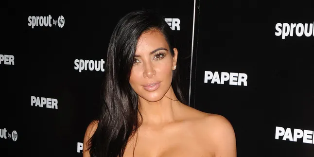 Baju Lubang-Lubang, Kim Kardashian Ketahuan Lepas Celana Dalam? Baju Lubang-Lubang, Kim Kardashian Ketahuan Lepas Celana Dalam?
