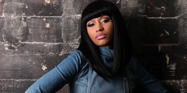 Baju Nicki Minaj Melorot di Atas Panggung!
