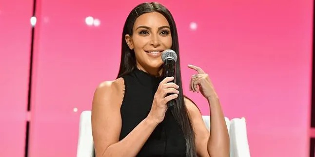 Baju Penuh Lubang, Kim Kardashian Nekat Tak Pakai Celana Dalam Baju Penuh Lubang, Kim Kardashian Nekat Tak Pakai Celana Dalam