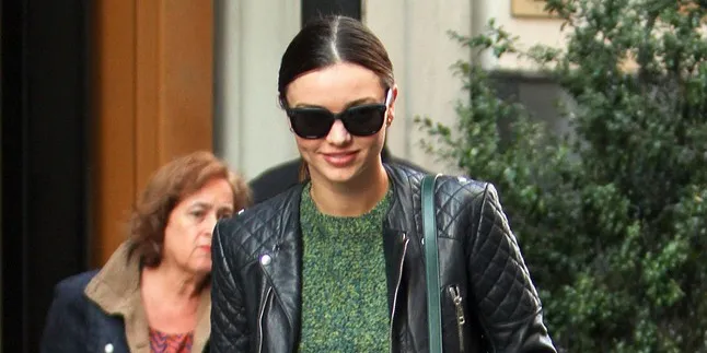 Baju Terangkat, Miranda Kerr Ekspos 'Bagian Pribadi'