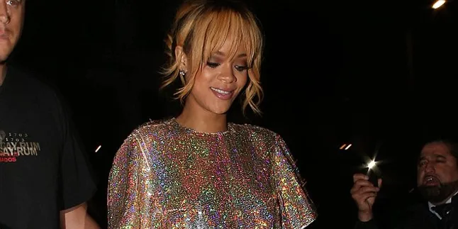 Baju Terbelah, Rihanna Nyaris Dipermalukan