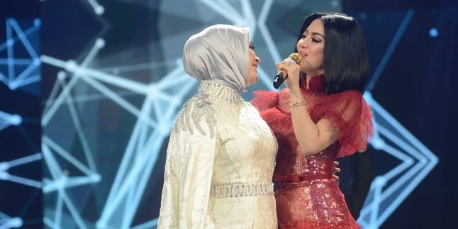 Bak Bendera Indonesia, Syahrini dan Aisyahrani Duet Dengan Gaun Merah Putih