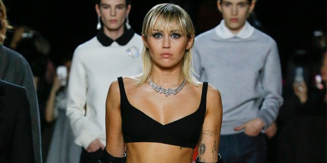 As a Professional Model, Miley Cyrus Struts on Marc Jacobs' Runway