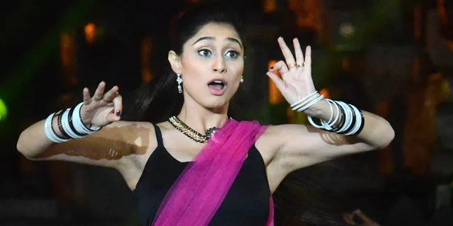 Bak Motivator Cantik, Soumya Seth Memukau Dengan Bibir Merona