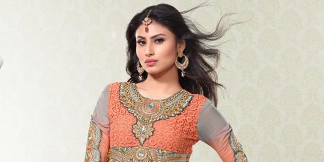 Bak Penari Padang Pasir, Mouni Roy Pamer Lekuk Tubuh Aduhai Bak Penari Padang Pasir, Mouni Roy Pamer Lekuk Tubuh Aduhai