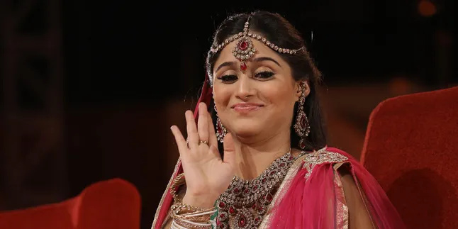 Bak Ratu Sesungguhnya, Soumya Seth Berendam di Kolam Penuh Bunga