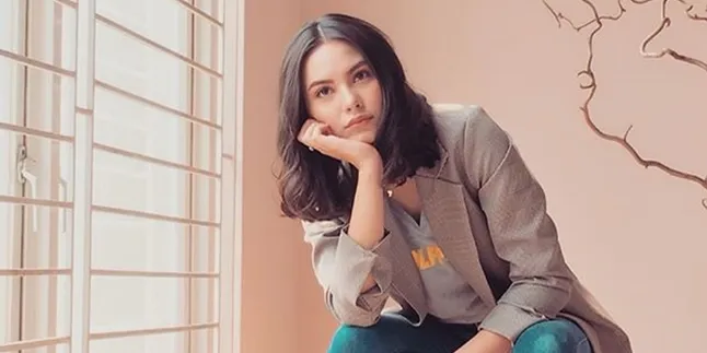 Balik ke Paris, Alyssa Daguise Sibuk Bikin Tugas Untuk Kuliah Fashion Balik ke Paris, Alyssa Daguise Sibuk Bikin Tugas Untuk Kuliah Fashion