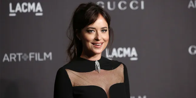 Balikan, Dakota Johnson Tunjukkan Sikap Keibuan ke Anak Chris Martin Balikan, Dakota Johnson Tunjukkan Sikap Keibuan ke Anak Chris Martin