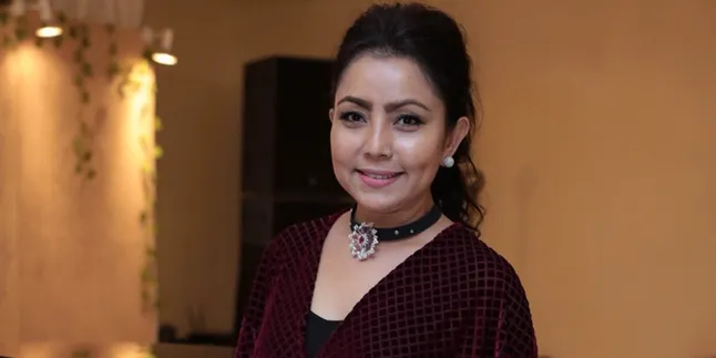 Bambang Trihatmodjo Rangkul Mesra Mayangsari, Tampil Serasi Pakai Batik