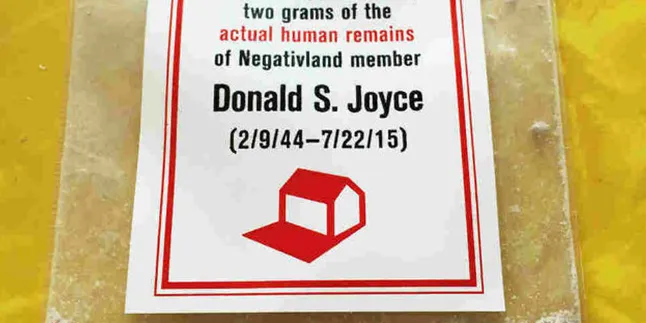 Band Ini Berikan Abu Jenazah Personel Jika Beli Album-nya