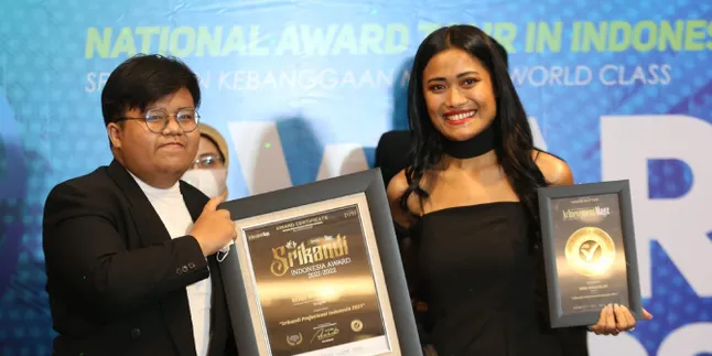 Bangga, Migi Rihasalay Kembali Dapat Penghargaan di Indonesia Awards Magazine