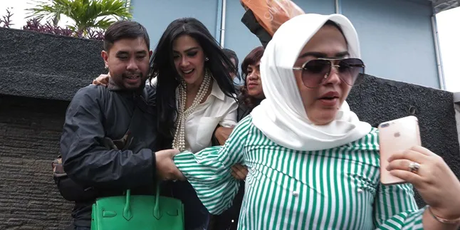 Bantah Diendorse, Syahrini Mengaku Bayar Umrah Pakai Jasa First Travel