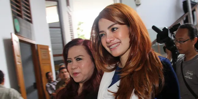 Bantah Ditahan, Nikita Mirzani Mengaku Berobat di Singapura Bantah Ditahan, Nikita Mirzani Mengaku Berobat di Singapura