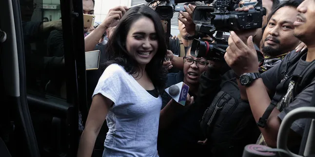 Bantah Karena Dibanting, Ayu Ting Ting Sebut Lengannya Memar Kena Kayu & Diobati Ini Bantah Karena Dibanting, Ayu Ting Ting Sebut Lengannya Memar Kena Kayu & Diobati Ini