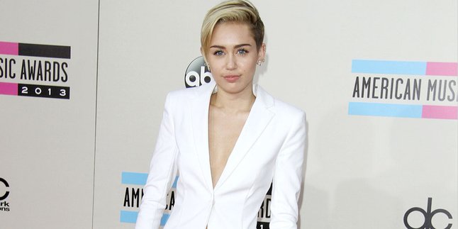 Bantah Overdosis, Miley Cyrus Cuma Kecanduan Minum Madu!