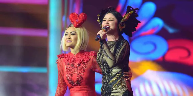 Bantu Julia Perez, Dewi Perssik Rela Disawer Oleh Para Bos Bantu Julia Perez, Dewi Perssik Rela Disawer Oleh Para Bos
