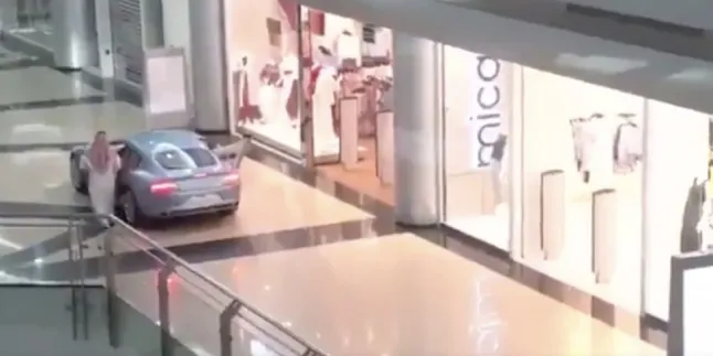 Banyak Duit, Orang Ini Sewa Satu Mall Untuk Bisa Naik Mobil di Dalamnya!