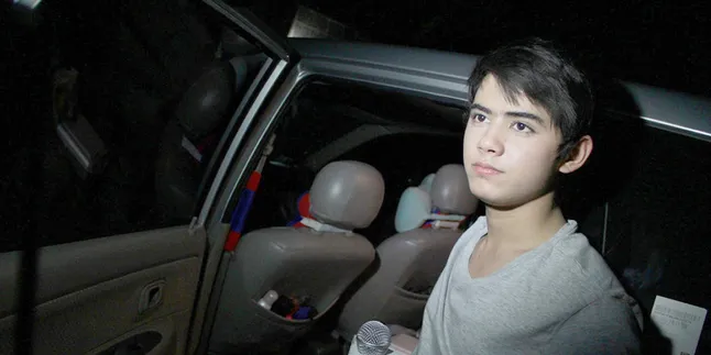 Barang-Barang Tak Terduga Ini Ada di Dalam Mobil Aliando Syarief