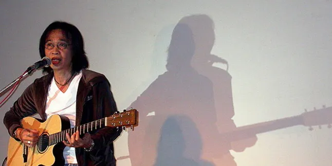 Bareng Erwin Gutawa, Mendiang Chrisye 'Sapa' Penonton Synchronize Fest 2019