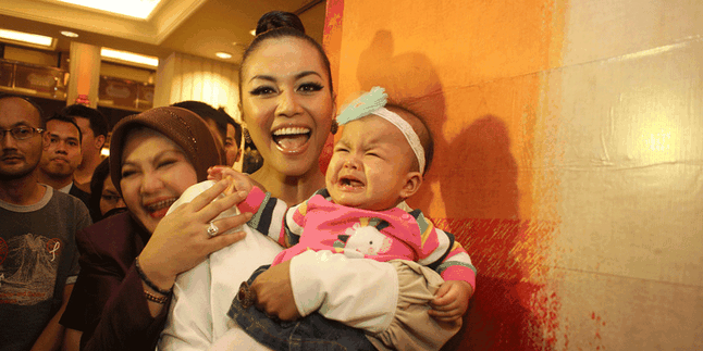 Baru 14 Bulan, Putri Denada Sudah Pandai Karaokean! Baru 14 Bulan, Putri Denada Sudah Pandai Karaokean!