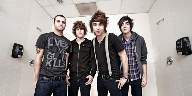 Baru Bawakan Lagu Pembuka, All Time Low Langsung Dilempari Bra