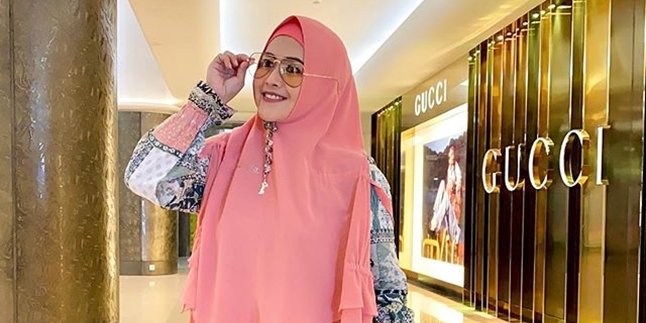 Recently Divorced from Kiwil, Meggy Wulandari Posts a Photo Holding Hands with a Man