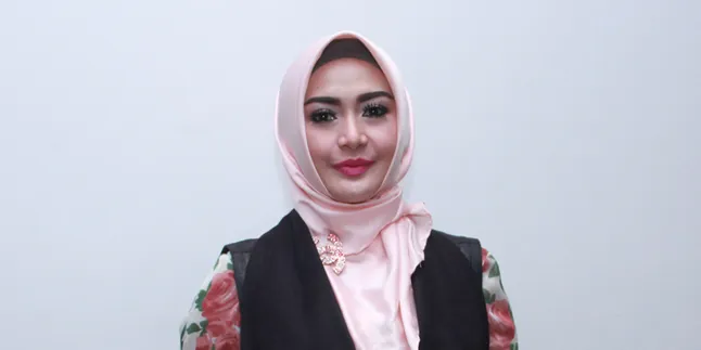 Baru Cerai, Edies Adelia Tak Mau Buru-Buru Cari Pengganti Baru Cerai, Edies Adelia Tak Mau Buru-Buru Cari Pengganti
