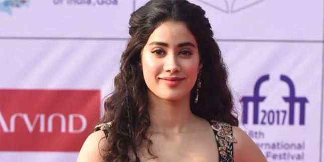 Baru Ditinggal Sridevi, Janhvi Kapoor Rayakan Ultah Ditemani Ayah dan Saudara Baru Ditinggal Sridevi, Janhvi Kapoor Rayakan Ultah Ditemani Ayah dan Saudara