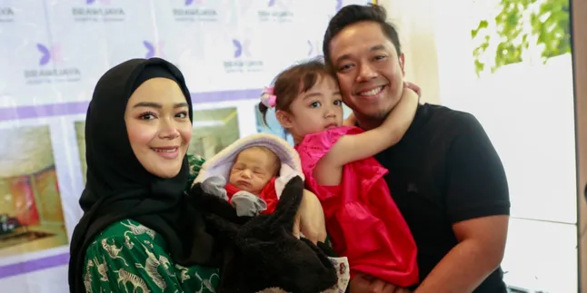 Baru Melahirkan, Sheza Idris Tak Mau Biarkan Sang Bayi Tidur Sendiri