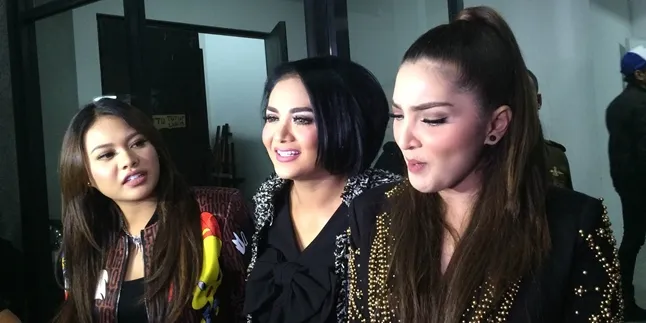 Baru Putus Cinta, Aurel Hermansyah Dibela Ashanty & Krisdayanti Baru Putus Cinta, Aurel Hermansyah Dibela Ashanty & Krisdayanti