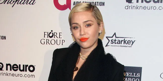 Baru Putus Dari Patrick, Miley Cyrus Sudah Gandeng Cowok Baru? Baru Putus Dari Patrick, Miley Cyrus Sudah Gandeng Cowok Baru?
