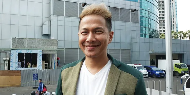 Baru Saja Menikah, Delon dan Istri Terpaksa Harus Jalani LDR