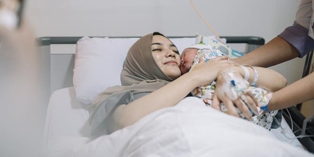 Just a Week After Birth, Rezky Aditya's Child is Hospitalized and Makes Citra Kirana Cry