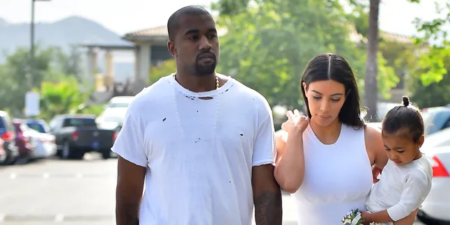 Baru Setahun, Putri Kim Kardashian Sudah Doyan Make Up Baru Setahun, Putri Kim Kardashian Sudah Doyan Make Up