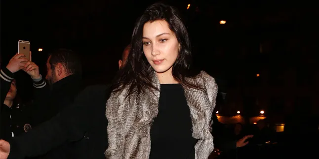 Basah-Basahan, Bella Hadid Nekat Umbar Tubuh & Berpose Bugil