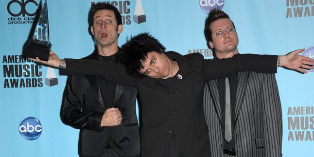 Bassist Green Day Dukung Istri Perangi Kanker