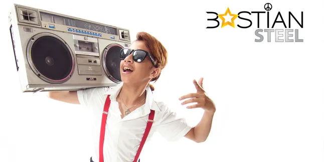 Bastian Steel: Hari Gini Masih Bajakan?