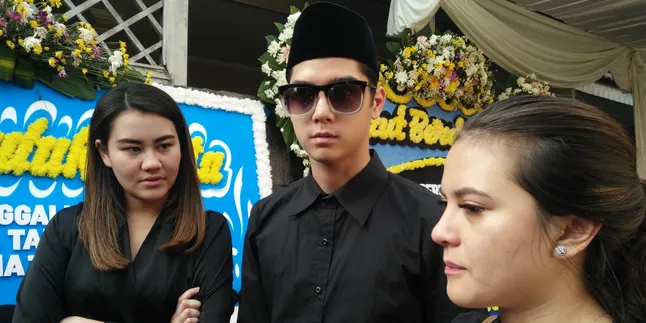 Batal Sambangi Komnas HAM, Al Ghazali Terlihat Melayat Ibunda Mikha Tambayong Batal Sambangi Komnas HAM, Al Ghazali Terlihat Melayat Ibunda Mikha Tambayong