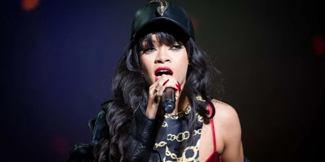 Batalkan Konser, Rihanna Minta Maaf Pada Fans