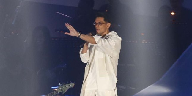 Bawakan 30 Lagu, Afgansyah Reza Tampil Enerjik di Konser Dekade