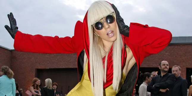 Bawakan Lagu 'What's Up', Lady Gaga Malah Bablas Satu Menit!