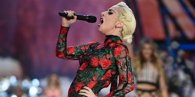 Bawakan 'The Cure', Lady Gaga Tampil Mempesona di AMA 2017!