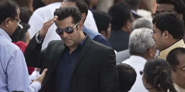 Bayar Jaminan Rp 6 Juta, Salman Khan Hirup Udara Bebas Sementara Bayar Jaminan Rp 6 Juta, Salman Khan Hirup Udara Bebas Sementara