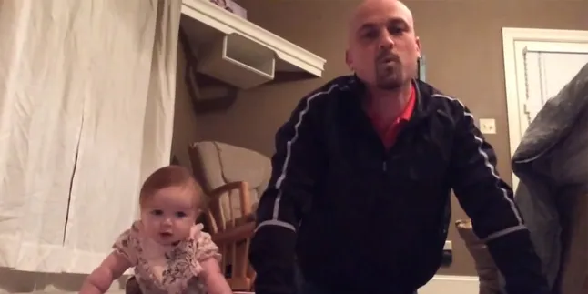 Bayi Diajari Push Up, Ayah Gila!