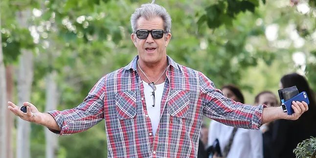 Beda 36 Tahun, Mel Gibson Tertangkap Cium Mesra Pacar Cantiknya