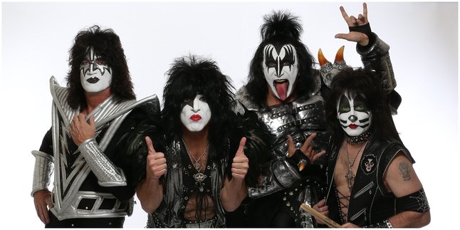 Beda! Band Kiss Keluarkan Teflon Waffle - Face Mask Sebagai Merch